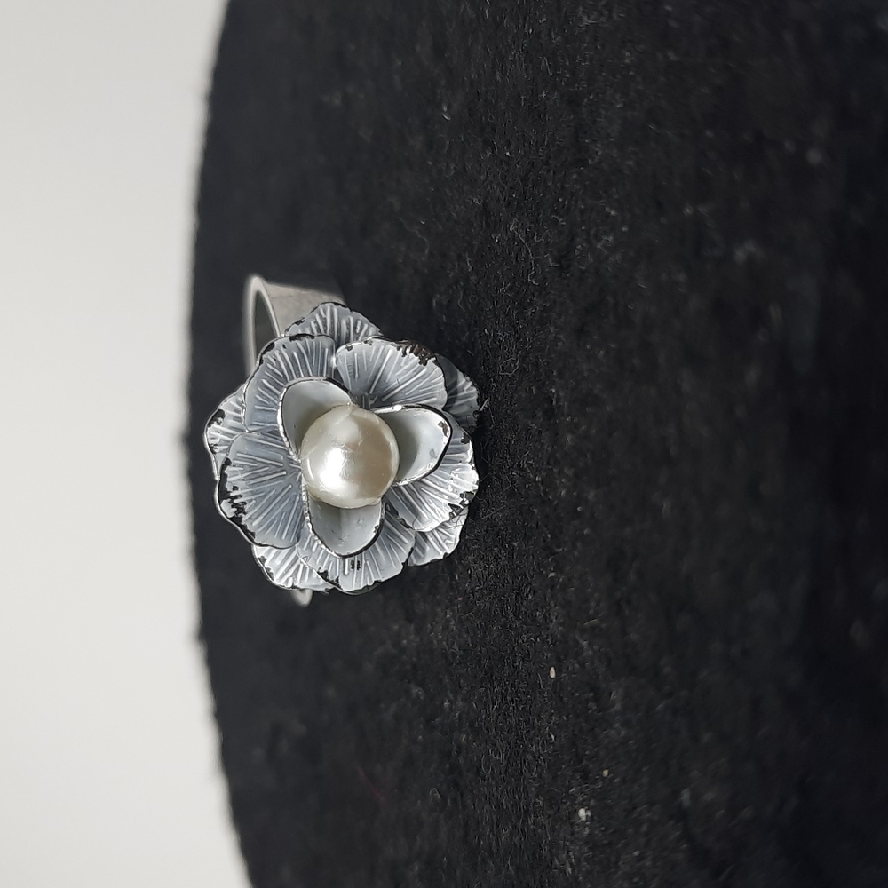 Silver Tone Ring Metal Flower with Faux Pearl Size 7